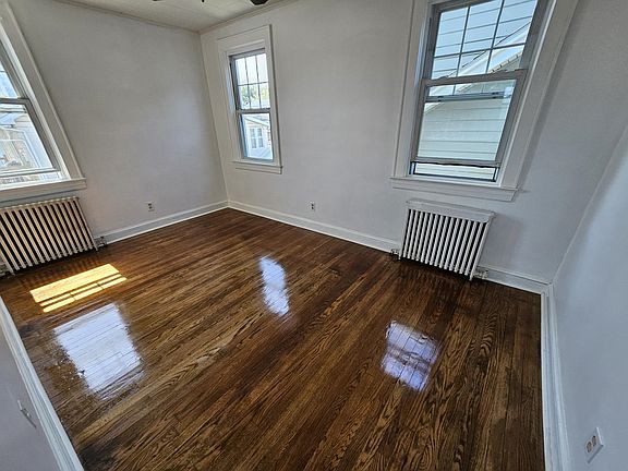 3rd image of 824 Roosevelt Ave