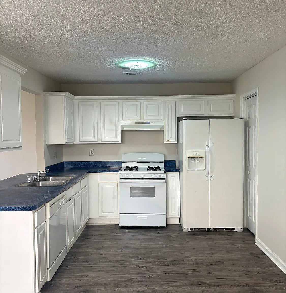 3 bed, 2.5 bath, 1700 sqft, $1,700 — Photo 4