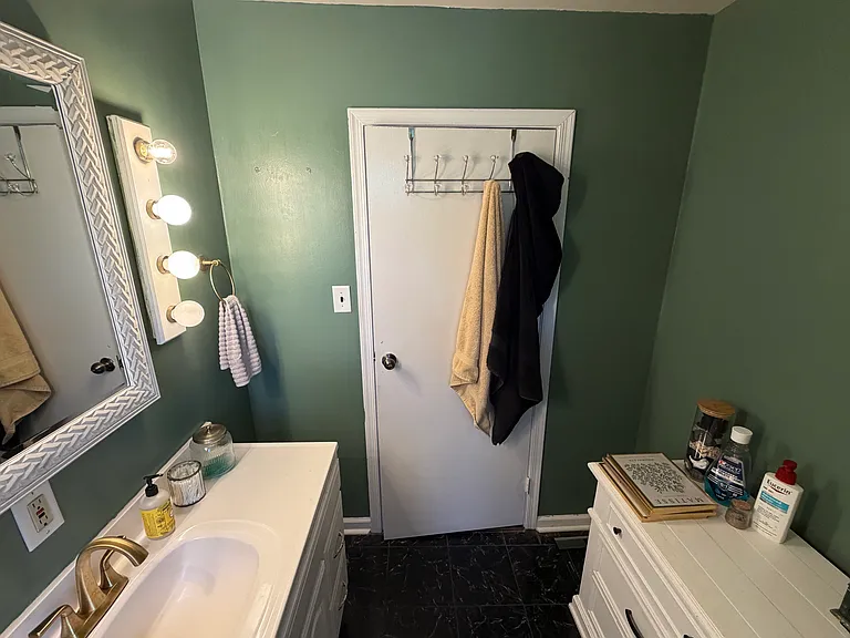 Shared bathroom on 2nd floor