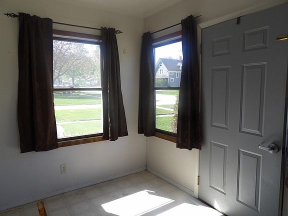 2nd image of 318 5th St NE