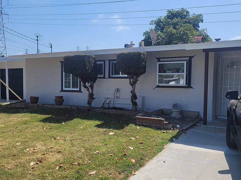 1328 Stevely Ave — Photo 1