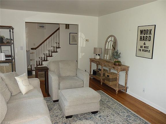 3rd image of 674 Oakridge Dr