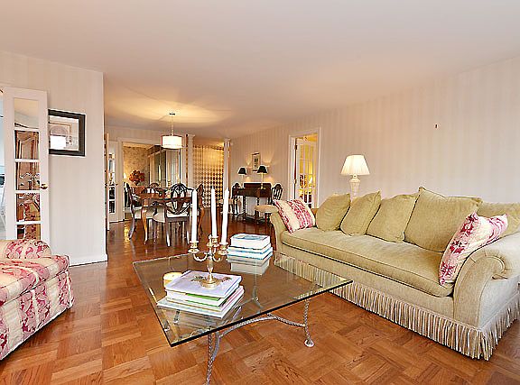 4th image of 15 W 72nd St APT 18E