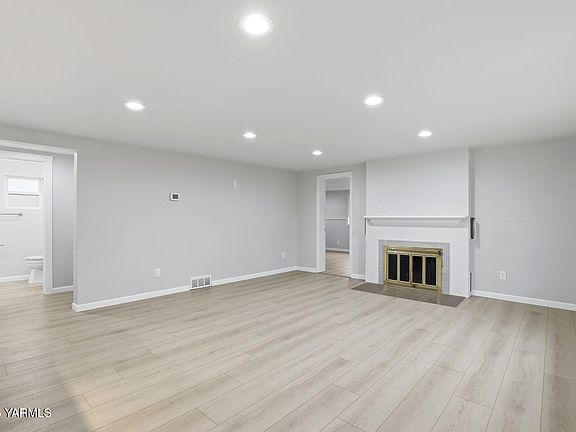 5th image of 2902 Bonnie Doon Ave