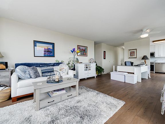5th image of 2020 N Lincoln Park W APT 6G