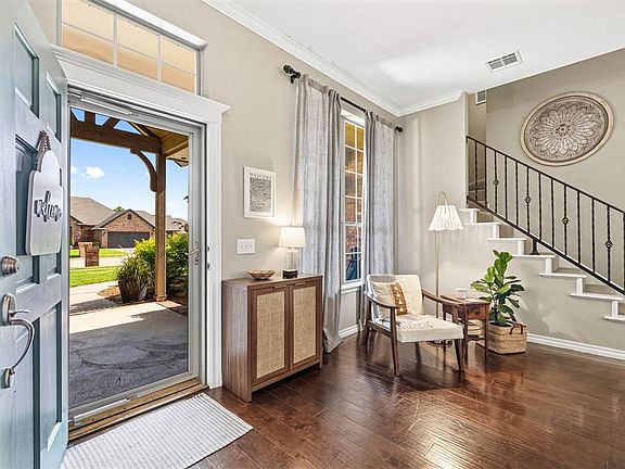 3rd image of 805 Fairfax Ln