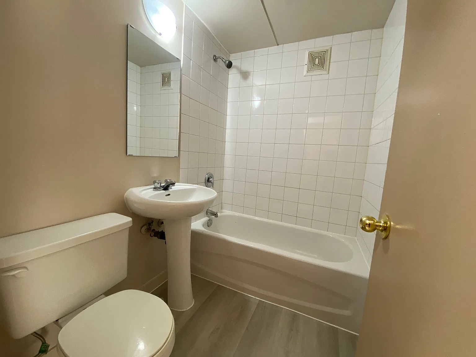 One bedroom Downtown Suite — Photo 4