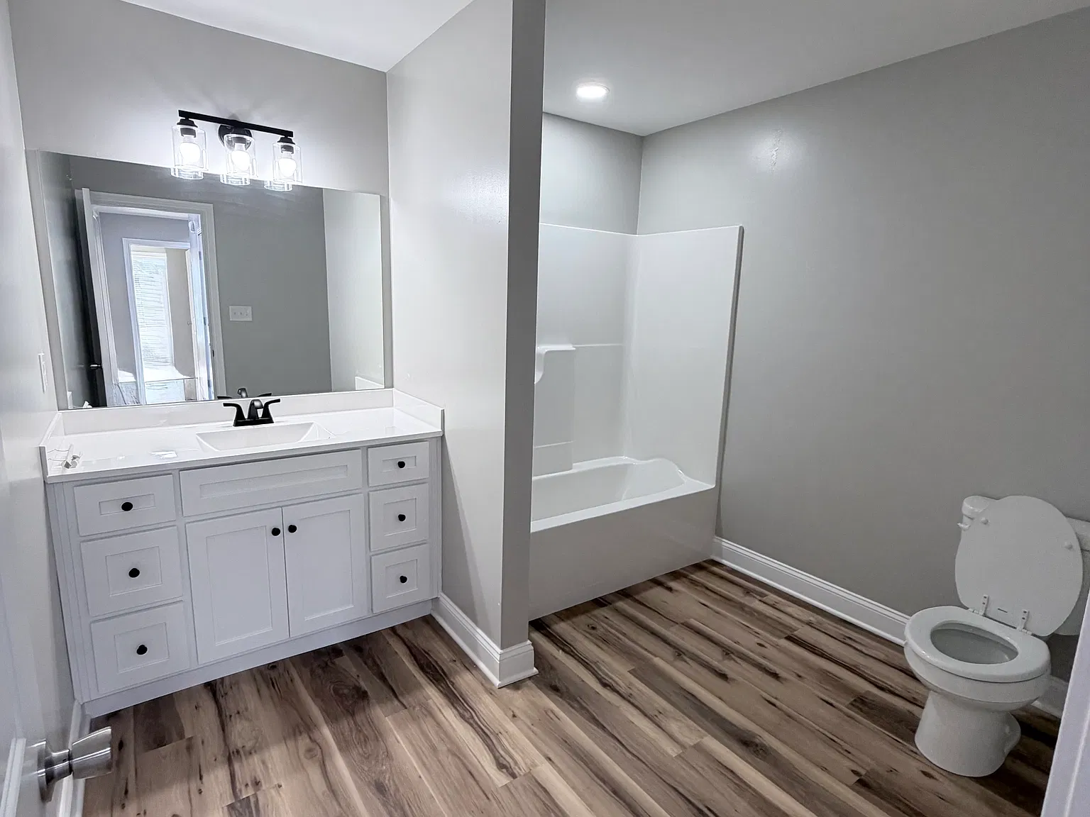 2 bed, 1.5 bath, 1800 sqft, $2,300 — Photo 2