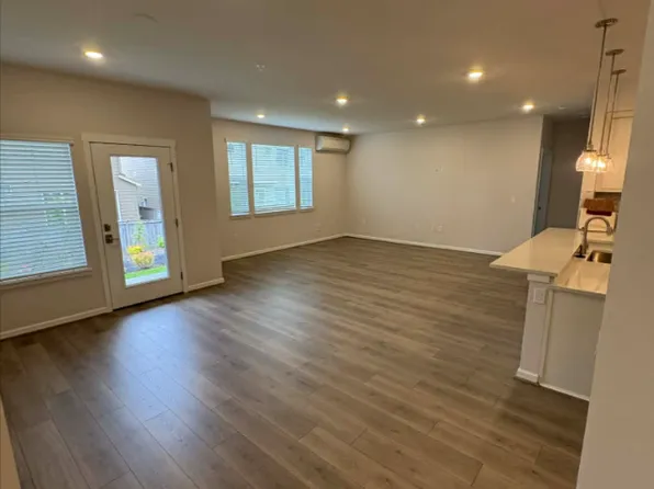 19319 NE 69th Cir #101, Redmond, WA 98052