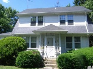 233 N Wellwood Ave, Lindenhurst, NY 11757