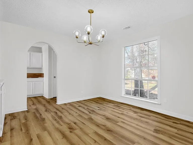 1313 E Lamar St — Photo 6