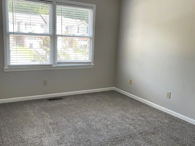 561 Heritage Ct — Photo 13