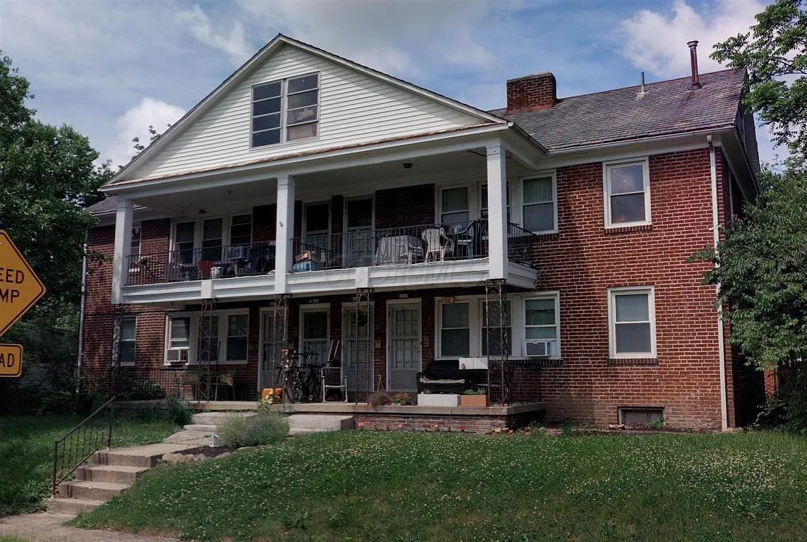 2 bed, 1.0 bath, 900 sqft, $1,200 — Photo 1