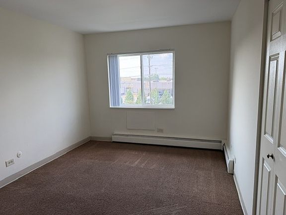 4th image of 361 Hawthorne Cir