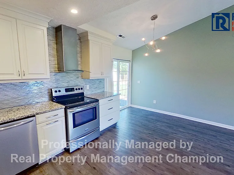 802 Plainfield Ct — Photo 8