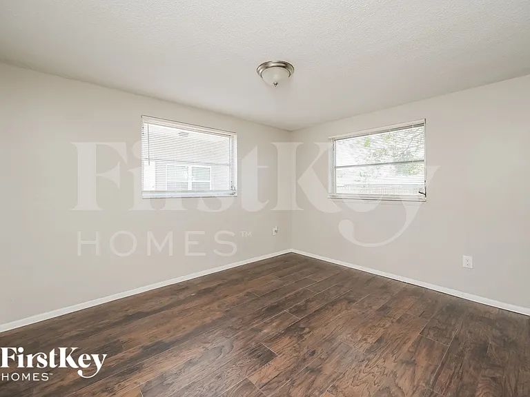 10905 Kingsbridge Rd — Photo 12