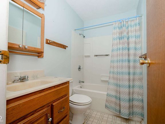 3rd image of 2610 Maple Dr