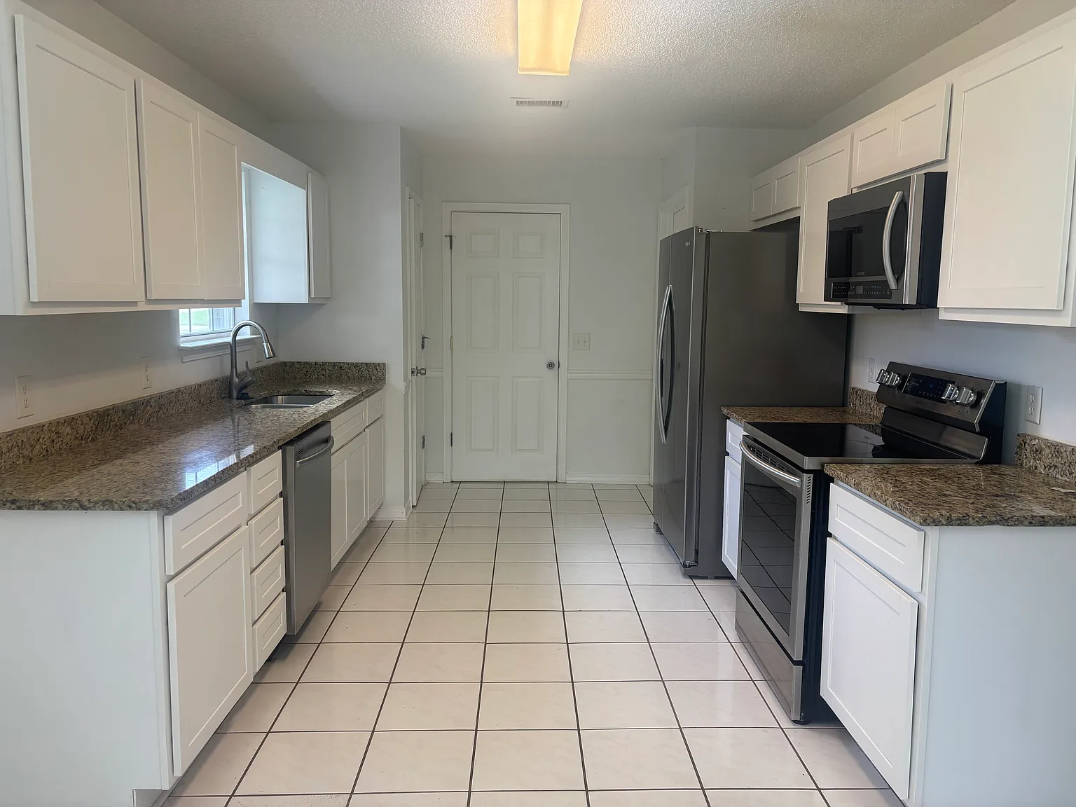 3 bed, 2196 sqft, $2,150 — Photo 4