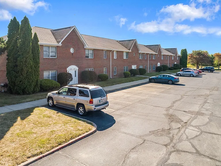 Turnberry Square Apartments — Photo 14