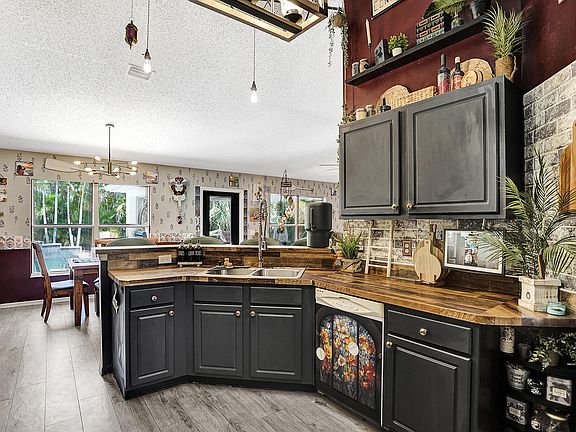 5th image of 1049 SW Alcantarra Boulevard