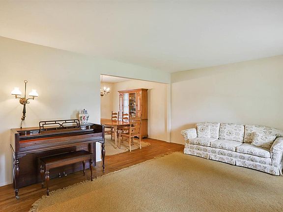 2nd image of 825 Montmartre Ct