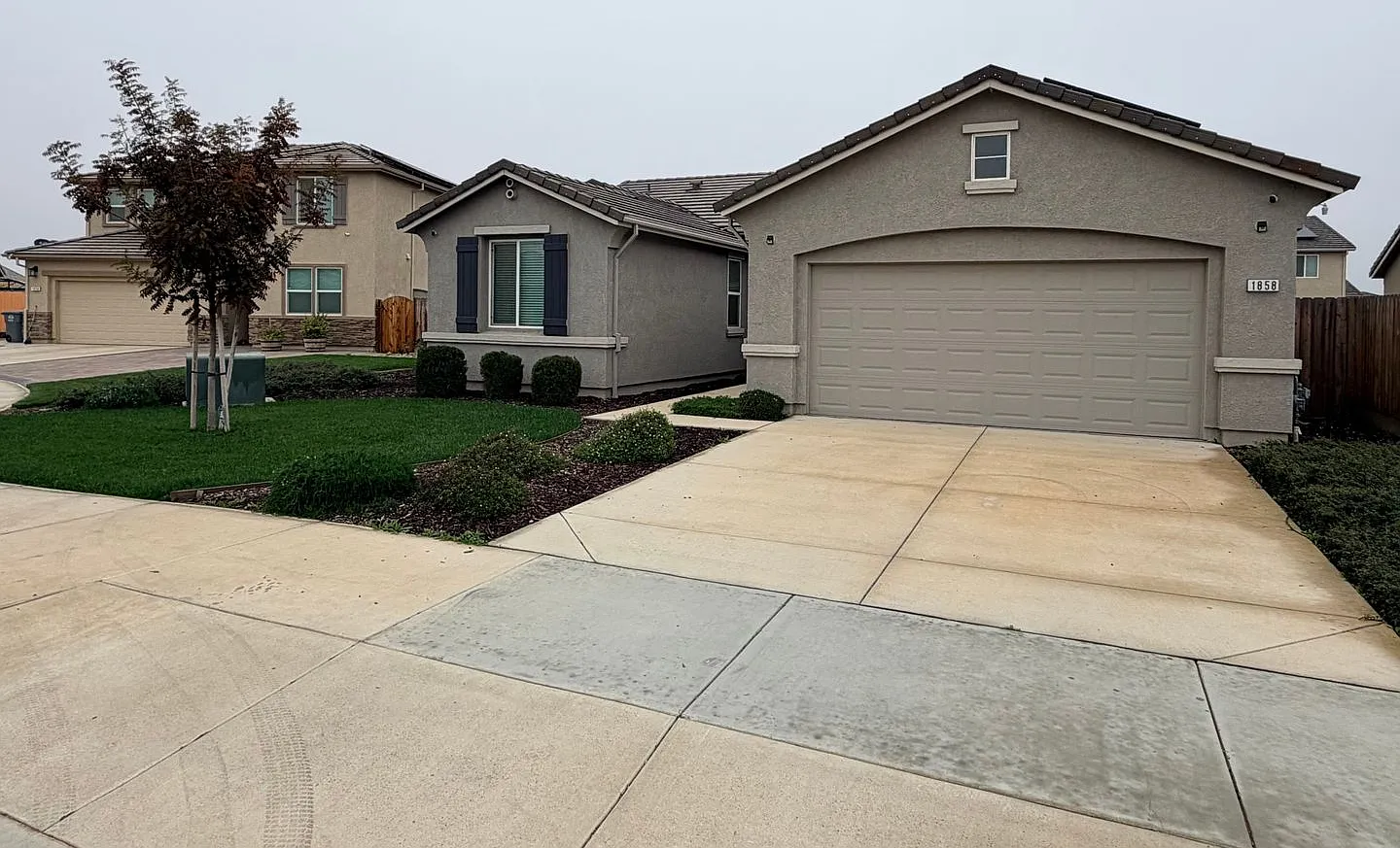 1858 Morro Ct, Los Banos: Modern 2023 Home with Comfortable Layout and Energy Efficient Features — Photo 2