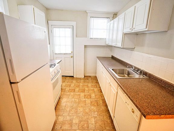 3rd image of 760 Syracuse Ave #1