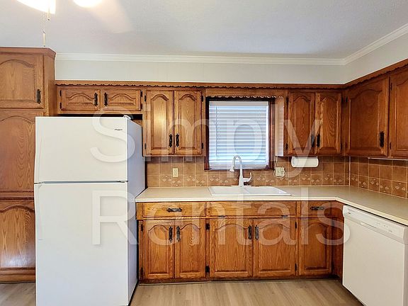 5th image of 105 Windsor St
