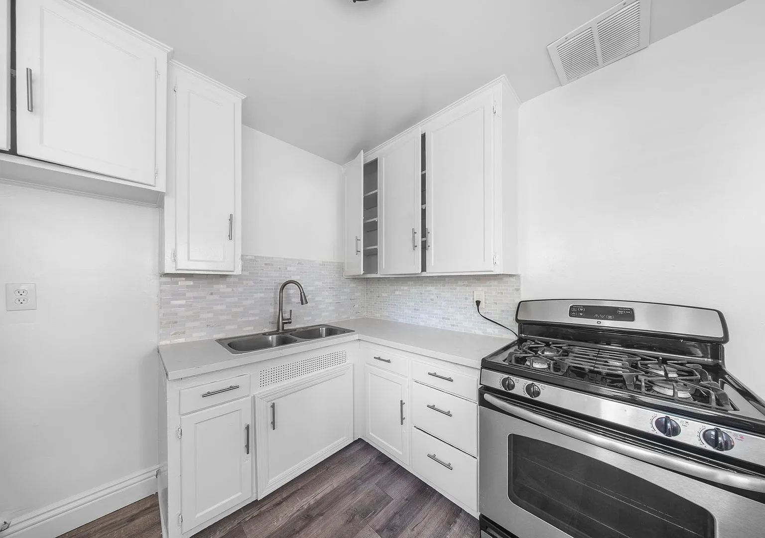 2360 Cedar Ave — Photo 3