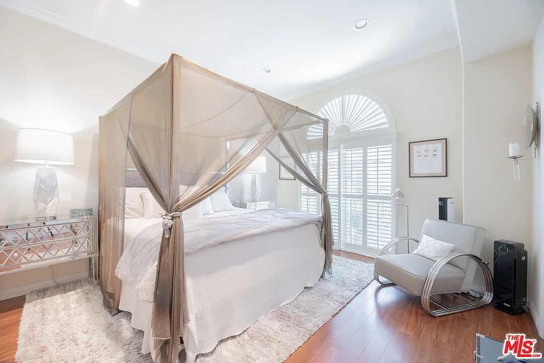 2 bed, 3.0 bath, 1350 sqft, $4,450 — Photo 4