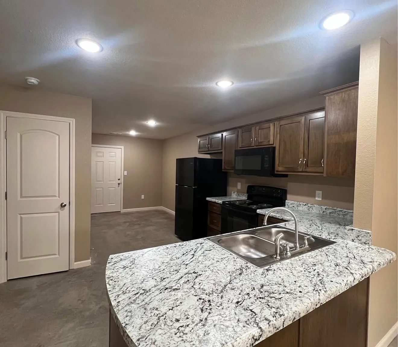 2 bed, 900 sqft, $850 — Photo 2