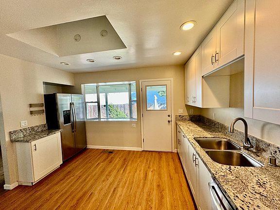5th image of 102 Bonita Ave