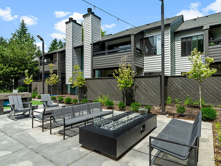 Courtyard Patio Lounge at The Lakes Apartments in Bellevue, WA 98007