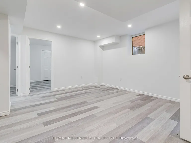 481 Bessborough Dr — Photo 11