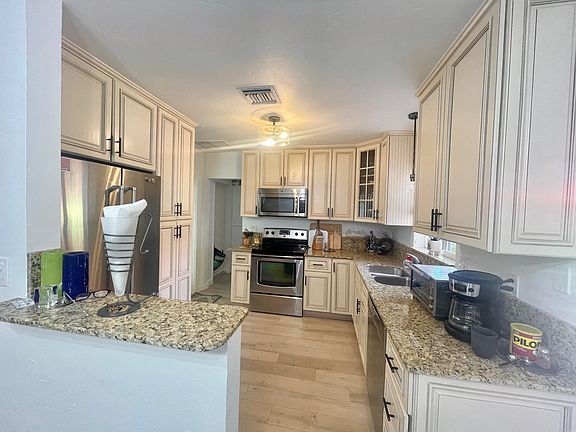 5th image of 632 SW 8th Avenue
