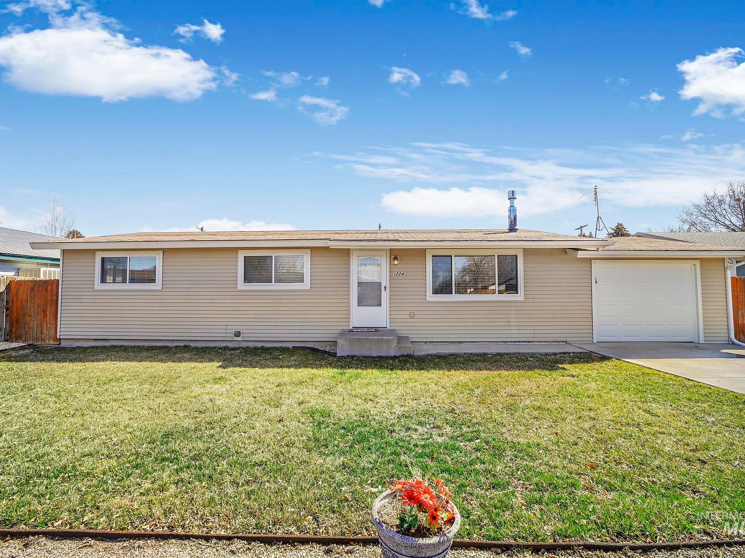 1224 Utah St, Gooding, ID 83330 Zillow