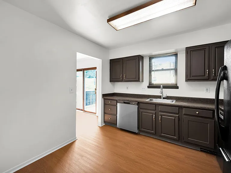2700 Queenswood Dr — Photo 24