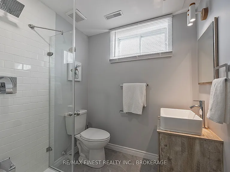 1256 Brackenwood Cres — Photo 36