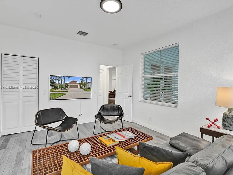 1725 Winterberry Ln — Photo 42