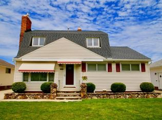 29499 Shaker Dr, Wickliffe, OH 44092