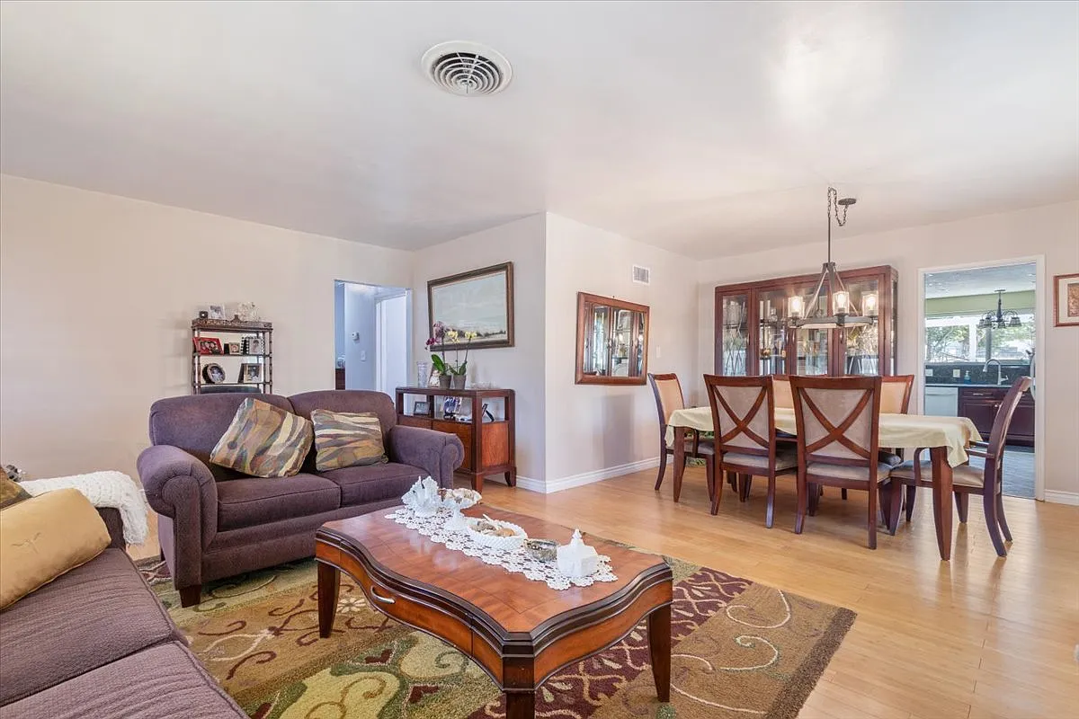 3 bed, 1987 sqft, $3,200 — Photo 3
