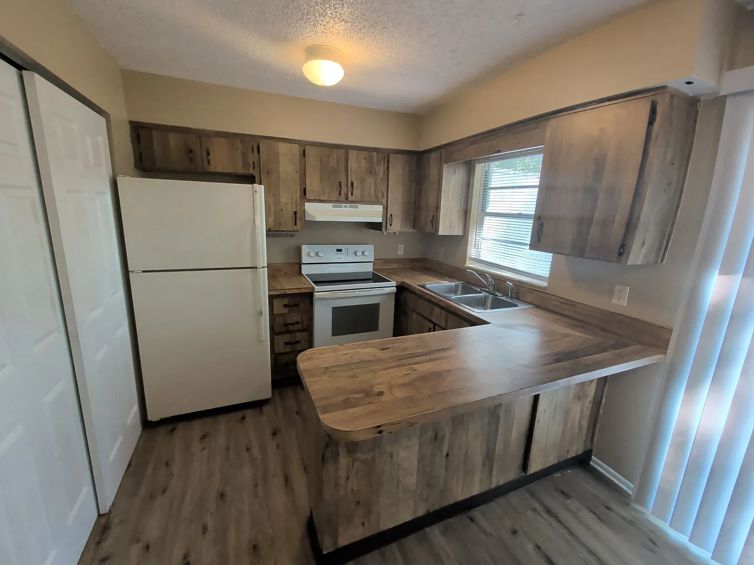 2 bed, 1.0 bath, 900 sqft, $1,200 — Photo 1