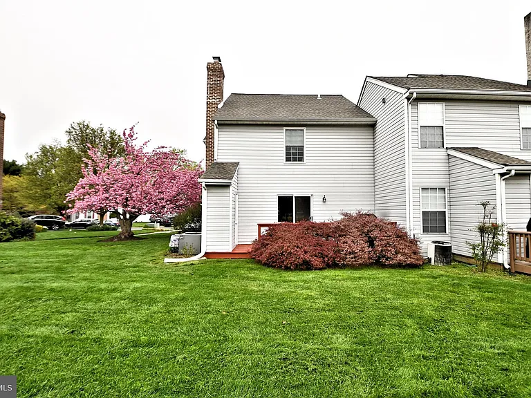 800 Beacon Ct — Photo 52