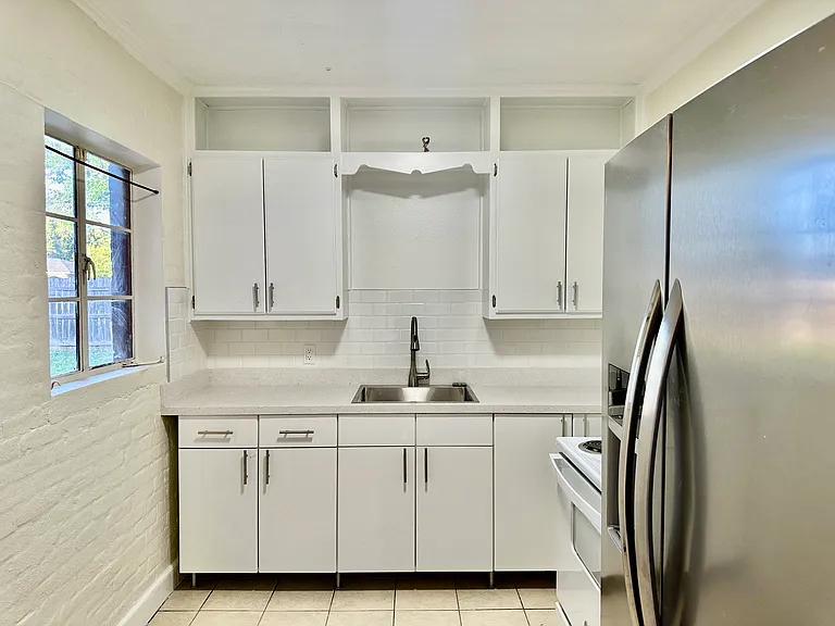 608 W 8th St — Photo 3
