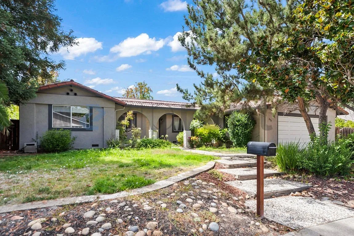 4 bed, 2.5 bath, 2081 sqft, $5,800 — Photo 1