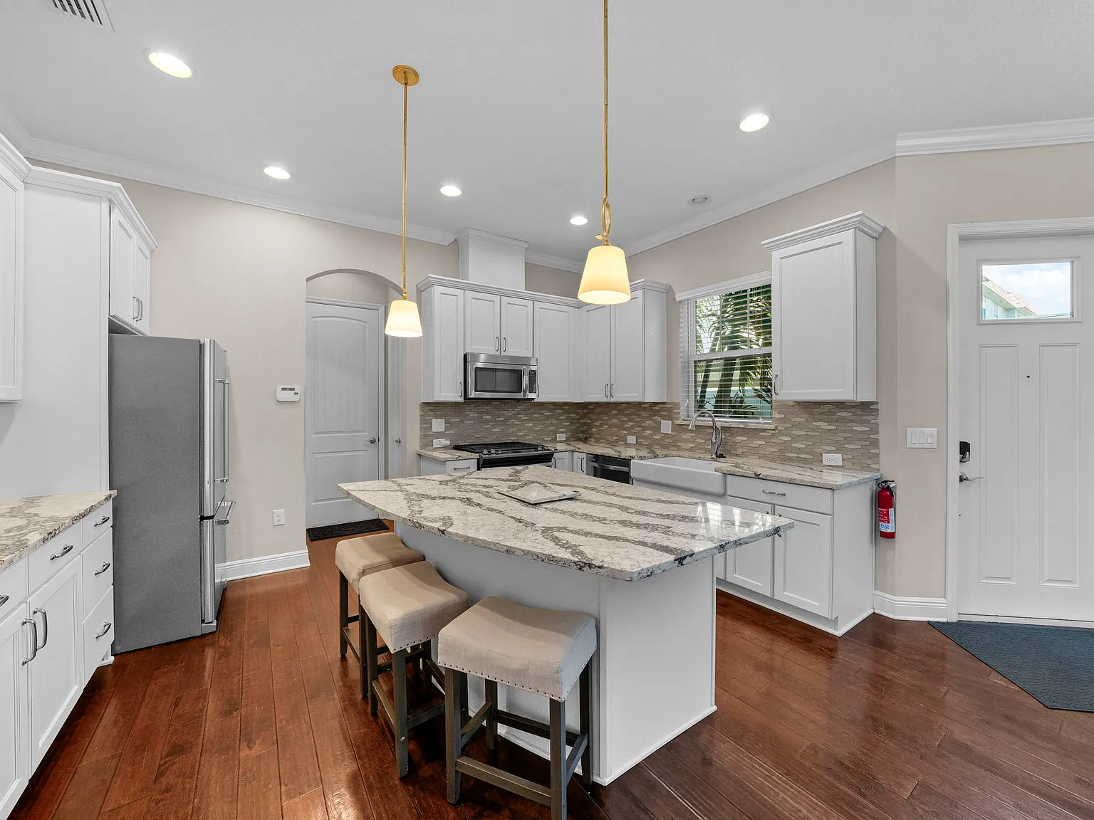 3 bed, 2.5 bath, 2065 sqft, $5,500 — Photo 3