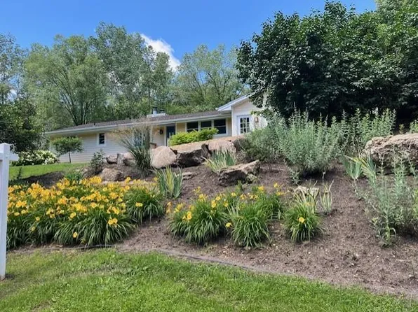 1350 Parkview Dr, Chaska, MN 55318