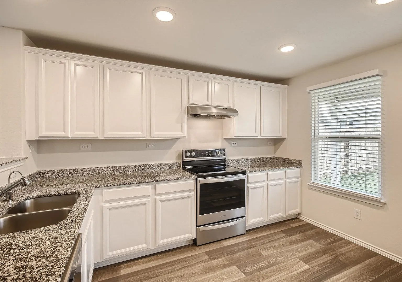 4 bedroom- 8 miles from Randolph Air Force Base -Available now!! — Photo 3