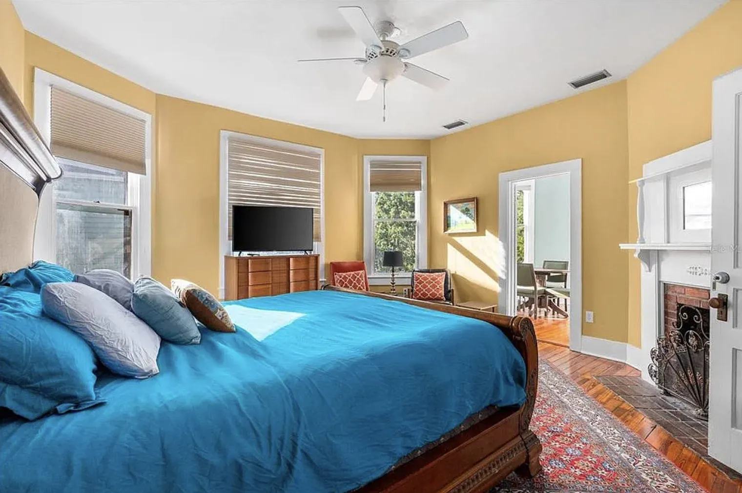 1 bed, 1.0 bath, 430 sqft, $3,152 — Photo 2
