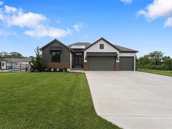 2nd image of 404 NE Pavilion Dr
